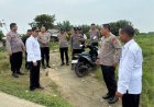 Brimob Polda Metro Jaya Kawal Pembangunan Jembatan di Pebayuran Bekasi