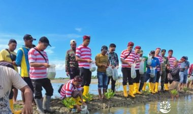 Perhutani Madura dan LMDH Sumber Barokah Tabur 200 Ribu Bibit Ikan Bandeng dan Penanaman Bersama